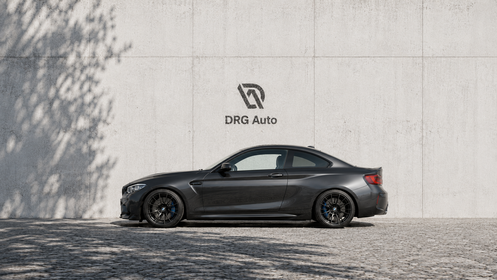 BMW M2 Competition przed białą ścianą z logo DRG Auto